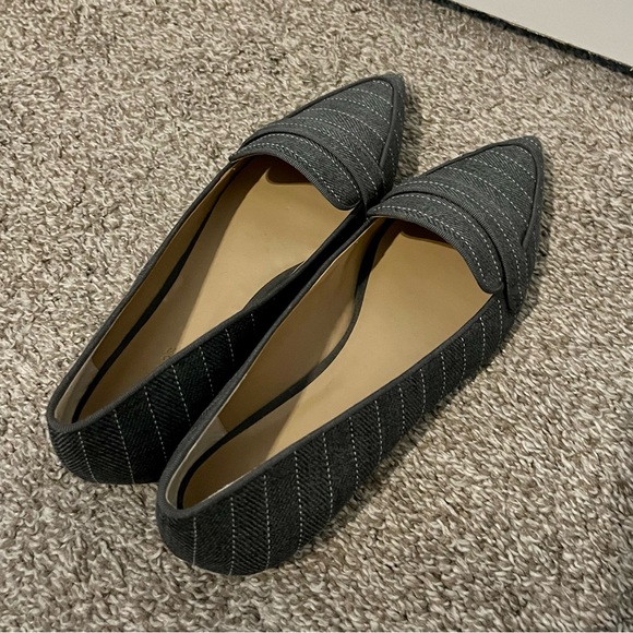 Ann Taylor Grey and White Flats 8.5 NEW - Picture 2 of 3